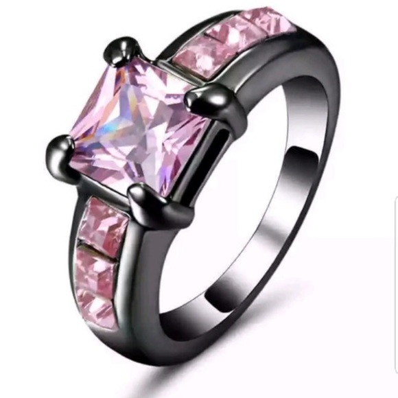 le chic Jewelry - Brand New Ring Pink Sapphire black Rhodium Plated